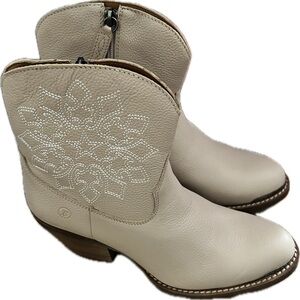 Dingo Ivory Embroidered Ankle Boots